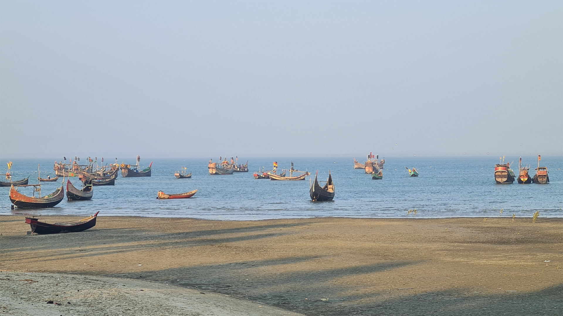 দুটি ট্রলারসহ আরও ১৪ জেলেকে ধরে নিয়ে গেছে ‘আরাকান আর্মি’